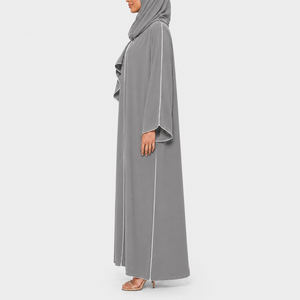 Abaya de primera calidad con borde blanco en contraste y mangas fluidas, estilo casual con frente abierto y conjunto de hiyab a juego. - Product Image 3