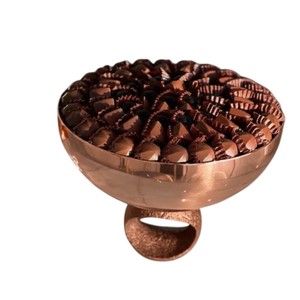 Bol de service en métal éco-responsable pour hôtel, avec base à texture martelée, idéal pour le chocolat lors de mariages ou d'événements - Product Image 3