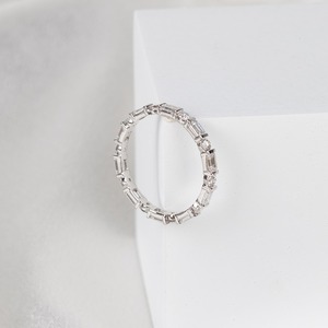 Bague de mariage en or 14 carats avec diamants de laboratoire émeraude et ronds alternés, bague éternité délicate empilable, élégante et minimaliste - Product Image 5