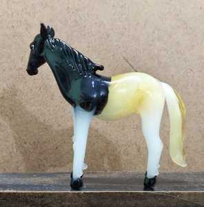 Figurine de cheval en verre artisanal, noir et crème, thème animal, pièce d'art décorative sculptée - Product Image 5