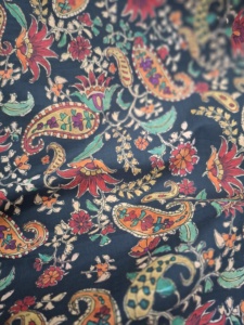 Tissu Popeline de Mousseline de Viscose Biologique Imprimé Floral Estival Vibrant Motif Présage Floral pour Femmes et Filles Coupe Trapèze - Product Image 5