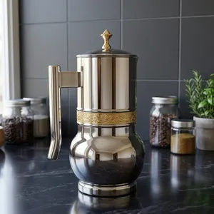 Carafe à eau en acier inoxydable de qualité supérieure avec travail d'embossage doré |   Pichet de service design avec couvercle et poignée - Product Image 5
