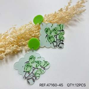 Orecchini in acrilico verniciato verde con design floreale, orecchini a lobo alla moda - Product Image 3