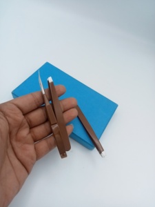 Pince à épiler à 90 degrés en forme de L, pointe en fibre, finition dorée, emballage en boîte marron, pointe lisse, acier inoxydable, outil professionnel pour les cils - Product Image 4