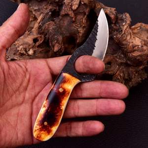 Couteau de survie artisanal en acier Damas MORTAL SAGA, manche en résine et bois, étui en cuir - Cadeau idéal pour le camping et la chasse - Product Image 4