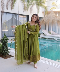 Conjunto de Salwar Kameez Étnico Indio con Dupatta para Fiestas y Ocasiones Festivas para Mujer, Corte Regular Elegante para Cualquier Función - Product Image 1