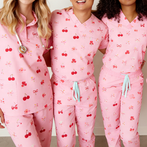 カスタムバレンタインプリント医療スクラブセット ストレッチ通気性ユニセックス医師ペットVネック病院100％コットン スクラブトップス - Product Image 4