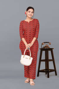 Ensemble coordonné élégant pour femme en poly-rayonne imprimé rouge, tenue décontractée deux pièces à col rond, coupe ample, pantalon et veste pour femme, durable - Product Image 2