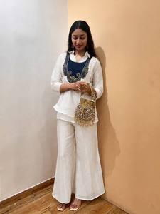 Ensemble kurta ethnique en coton blanc avec encolure brodée et pantalon large pour femmes - Product Image 2