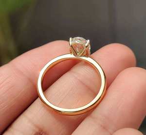 Elegante anillo de diamante solitario ovalado brillante con banda pulida y refinada, joyería fina de lujo para compromiso o aniversario. - Product Image 3