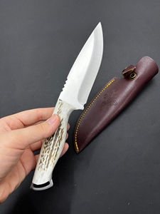 Couteau de chasse artisanal en acier Damas 1095 de qualité industrielle, manche en Micarta, revêtement noir au poudre, stock usine disponible - Product Image 1