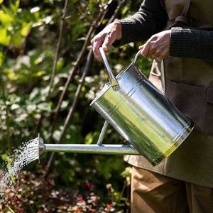 Arrosoir en métal haute capacité pour l'arrosage des jardins extérieurs, avec une poignée robuste et un revêtement antirouille. - Product Image 4