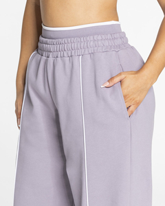 Pantalones Deportivos de Mujer con Logotipo Personalizado, Color Lavanda con Líneas en Contraste, Estilo Holgado Informal, Joggers de Felpa, Calidad Premium - Product Image 3