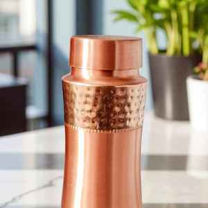 Botella de cobre dorado: Una declaración clásica de bienestar y diseño artístico para espacios premium - Product Image 6