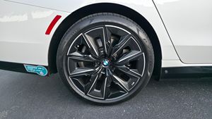 Excelente Auto Usado de Última Generación 2023 BMW i7 xDrive60 Sedán Listo para Enviar a Todo el Mundo - Product Image 4