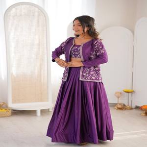 VASTRA COTTAGE Lehenga de seda chinon de diseño, con gran vuelo, bordado de lentejuelas y hilo, y conjunto elegante de Choli y Koti. - Product Image 2
