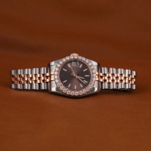 Montre de luxe personnalisée Vanguard VVS Moissanite en or rose, entièrement sertie de pierres, boîtier tonneau incurvé, avec indicateur Cyber Baguette et maillons - Product Image 1