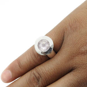 Anillo Minimalista de Plata 925 con Cuarzo Rosa Natural de Corte Redondo, Diseño Unisex para Uso Diario, Estilo Boho - Product Image 4