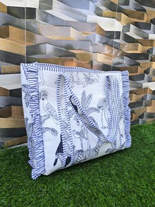 กระเป๋าโท้ทผ้าฝ้ายพิมพ์ลายดอกไม้สไตล์โบฮีเมียนจาก Jaif Textiles กระเป๋าสะพายทำมือพร้อมหูหิ้วสองข้าง ลายใหม่จากราชสถาน - Product Image 1
