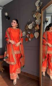 Ensemble ethnique pour femme en soie chinon lourde avec broderie de sequins, comprenant un Kurti, un Plazzo entièrement cousu et un Dupatta en soie organza et satin. - Product Image 4