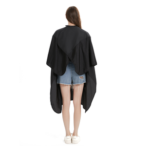 Cape de barbier noire résistante aux produits chimiques avec poche pour les mains - Product Image 2