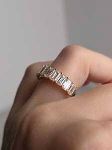Anillo de Boda con Diamantes Cultivados en Laboratorio, Corte Esmeralda, 3.25 TCW - Anillo de Media Eternidad - Product Image 3