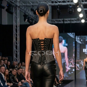 Corset gothique noir en cuir premium avec armatures en acier, décorations cloutées style heavy metal et accents latéraux en anneaux en O - Product Image 6