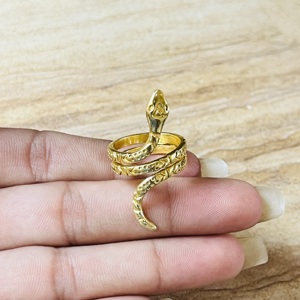 แหวนลายงูดีไซน์เฉพาะตัว สไตล์โกธิค ทำจากทองเหลืองชุบทอง 18k สำหรับผู้หญิง รูปทรงงูขดลวด เครื่องประดับแบบพันรอบตัว ขายส่ง/OEM - Product Image 2