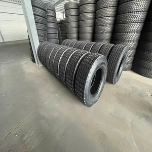 Pneus robustes pour camions et véhicules utilitaires lourds, avec des performances de bande de roulement durables et un excellent contact avec la route - Product Image 1