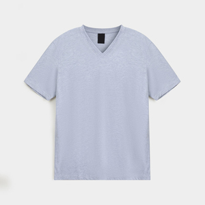 Camiseta de punto transpirable de algodón de color liso con cuello en V y manga corta para hombre, ajuste regular, azul claro, para venta en línea - Product Image 1