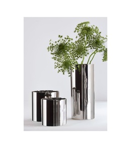 Jarrón de metal de diseño floral, concebido para una decoración versátil, que ofrece una experiencia premium y una elegancia atemporal. - Product Image 5