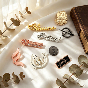 Etiquetas Metálicas Ecológicas con Logotipo <span class=keywords><strong>de</strong></span> Marca Personalizado OEM ODM para Prendas <span class=keywords><strong>de</strong></span> Moda, Abrigos, Bolsas <span class=keywords><strong>de</strong></span> Lona, Accesorios <span class=keywords><strong>de</strong></span> Marca Personalizados - Product Image 1