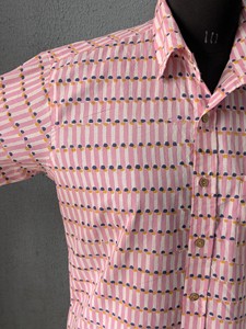 Camisa informal con botones y manga corta a rayas rosas para hombre con bolsillo para verano - Product Image 6