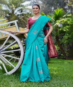 Sari de Seda Color Turquesa con Borde Rojo, Estilo Banarasi, para Bodas Tradicionales Indias, Largo hasta el Suelo, para Mujer - Product Image 4