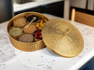 Masala Dabba de Latón Indio con 7 Frascos, Organizador de Especias Hecho a Mano, Contenedor de Condimentos para Cocina, Especiero Tradicional de Latón - Product Image 6