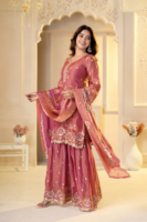 Ensemble de costume Fendy en soie avec sequins et broderies multiples, haut avec pantalon Sharara doublé et dupatta brodée UV 153