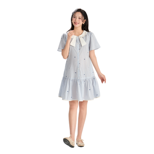 Robe de maternité en lin doux B2 MUM V1434, tissu respirant écologique, détail nœud, silhouette trapèze, taille élastique ajustable - Product Image 1
