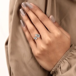 Anillo de compromiso de lujo para mujer en oro amarillo con diamante cultivado en laboratorio de corte pera, color E, marca Shivram Diamond, con certificado IGI, 2 piezas. - Product Image 3