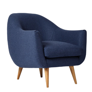Un fauteuil de style Mid-Century Modern, recouvert de tissu bleu, avec des accoudoirs incurvés et des pieds en bois inclinés. - Product Image 2