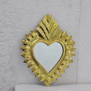 Espejo de diseño moderno y elegante con forma de corazón, que sirve como un punto focal cautivador en cualquier pared. - Product Image 1