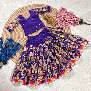 Meilleur fournisseur indien de tissus de qualité supérieure, aux couleurs étonnantes, pour tenues de festival, de Dola traditionnel indien lourd et de Lehenga Choli imprimé. - Product Image 5