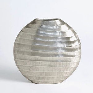 Vase globe en métal argenté texturé - Contenant rond moderne pour table, idéal pour la décoration intérieure contemporaine et comme accent de luxe pour étagère - Product Image 2