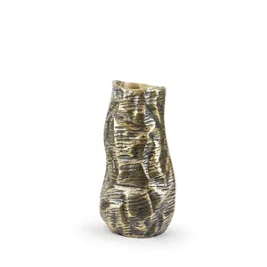 Vase à fleurs en métal fait main par un designer, pour une décoration minimaliste et luxueuse, vase à fleurs en métal pour la décoration intérieure. - Product Image 1