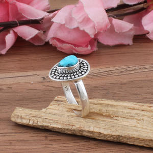 Bague en argent sterling artisanal avec sertissage en turquoise, bague vintage à granulations, bague fine à superposer, cadeau de mariage ou d'anniversaire - Product Image 3