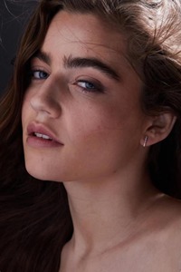 Pendientes Huggie de Oro de 14k con Diamantes de Laboratorio_ Aros Delicados en Forma de U Minimalistas - Product Image 3