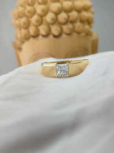 Anillo de Oro Amarillo con Diamante Corte Princesa y Piedras Laterales, Elegante Anillo de Compromiso y Boda para Mujer, Idea de Regalo de Joyería Fina - Product Image 4