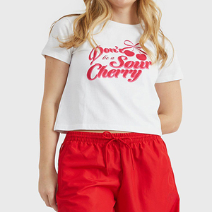 Camiseta Corta Personalizada OEM para Mujer con Estampado de Cerezas Rojas, Corte Holgado, Cuello Redondo, Manga Corta, Tejido de Punto Jersey, 100% Algodón - Product Image 3