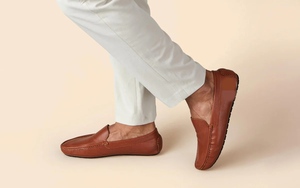 Mocasines de cuero genuino de lujo diseñados con artesanía premium, zapatos cómodos sin cordones, perfectos para un estilo casual de negocios. - Product Image 4