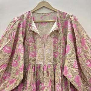 Vestido Mini de Punto con Cuello en V para Mujer, 100% Algodón, Silueta Moderna y Holgada, Transpirable, con Patrón Floral Vibrante y Colorido, Estilo Dulce y Natural - Product Image 4