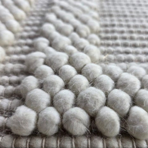 Tapis en laine épais fait main à poils ras, texture galet gris, tapis moderne doux et touffeté - Product Image 2